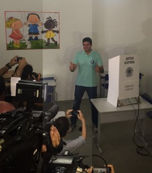 Rui Palmeira vota no Jacintinho: ?quero ganhar essa eleição e continuar trabalhando?, afirma