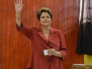 Dilma vota em escola de Porto Alegre e toma chimarrão na seção eleitoral