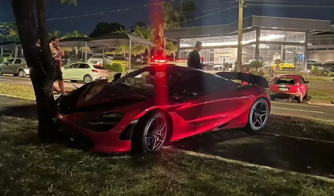 Video: motorista abandona McLaren de R$ 3,5 milhões na rua após batida