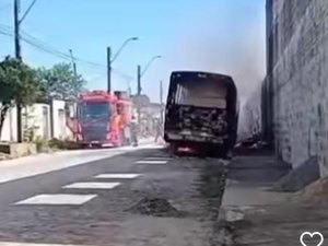 [Vídeo] Ônibus abandonado pega fogo no Conjunto Santa Maria
