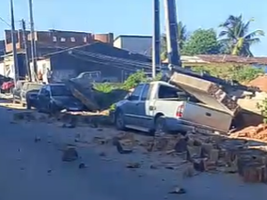 [Vídeo] Muro da antiga Brahma desaba e atinge quatro carros em Porto Calvo