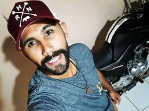Vocalista de banda de arrocha morre após colidir moto com cavalo na AL-225