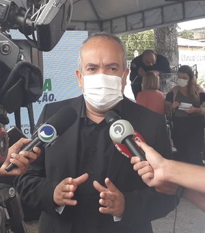 Gabinete de combate à Covid-19 de Maceió critica suspensão de vacinas para adolescentes