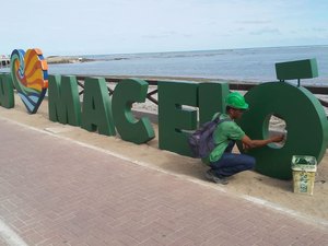 Totem na orla de Maceió homenageia trabalhadores da Saúde e Limpeza