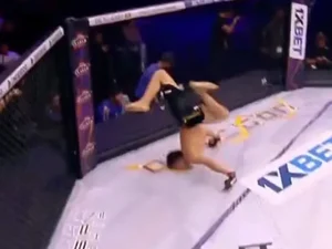 [Vídeo] Lutador cai de cara no chão ao comemorar vitória com mortal