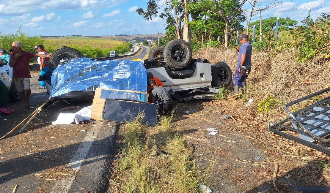 Carro vira e deixa duas pessoas feridas na BR 101