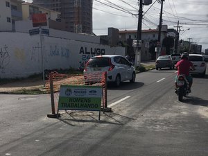 Tampões de ferro são nivelados em vias de Maceió