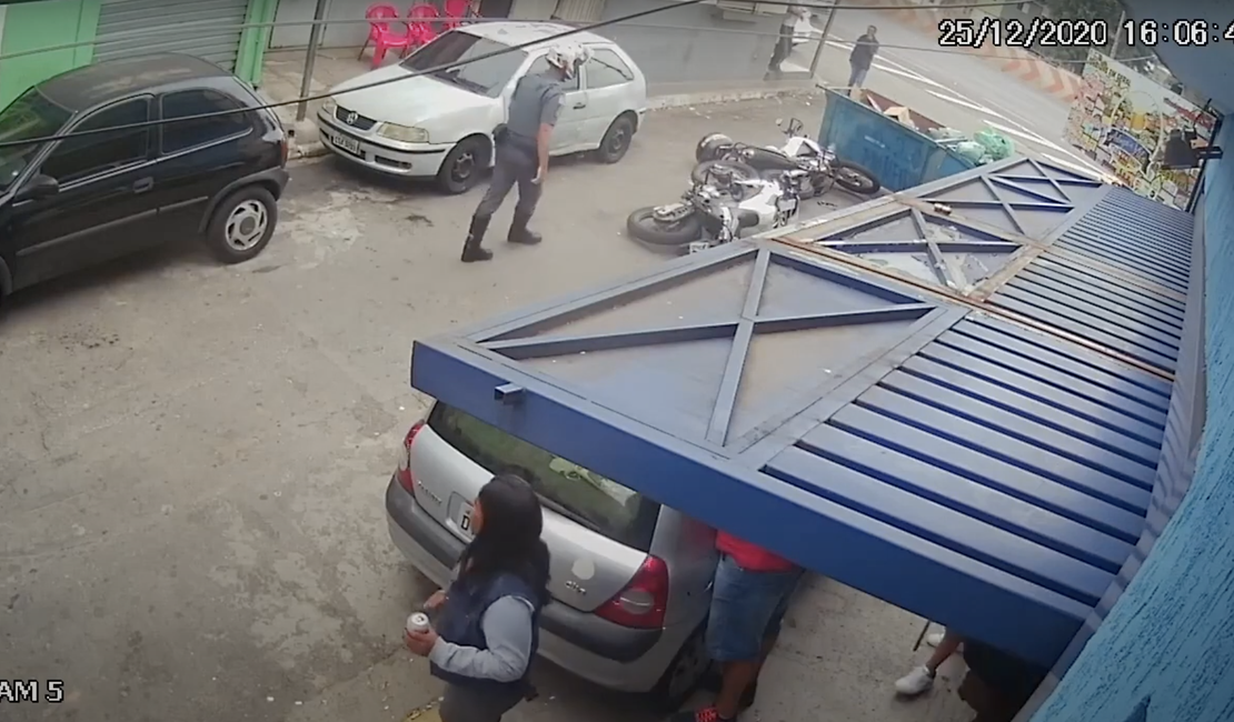 [Vídeo] Populares atrapalham perseguição policial usando caçamba de lixo