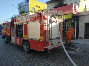 [Vídeo]Princípio de incêndio em primeiro andar de casa de fogos assusta moradores