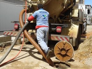 Casal deixa esgoto jorrar durante dois meses em rua de Maragogi