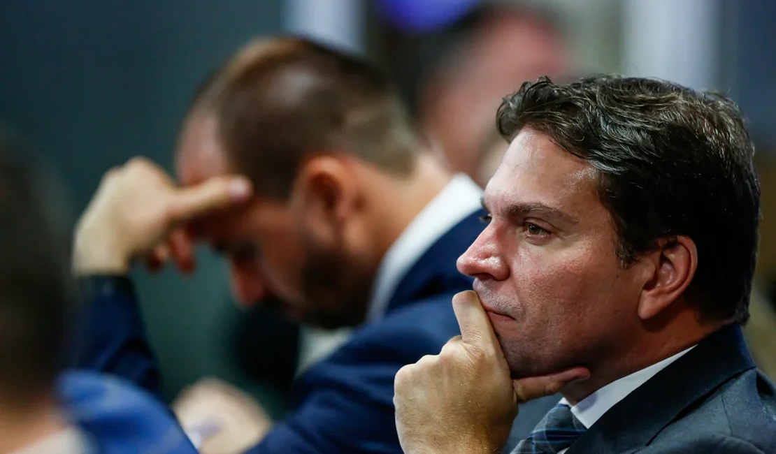 Hugo Motta cassa Eduardo Bolsonaro e Ramagem em decisão da Mesa Diretora