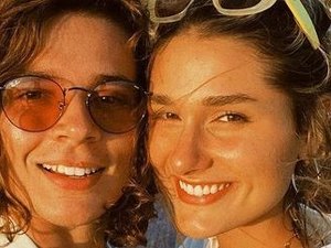 Sasha Meneghel exibe aliança após anunciar noivado