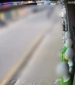 [Vídeo] Mulher é atropelada por motocicleta ao atravessar fora da faixa de pedestres