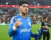 Jogadores do Flamengo sofrem tentativa de assalto, e carro do goleiro Rossi é atingido por tiros