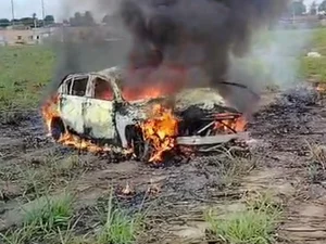Dois homens morrem após carro capotar na Avenida Cachoeira do Meirim, em Maceió