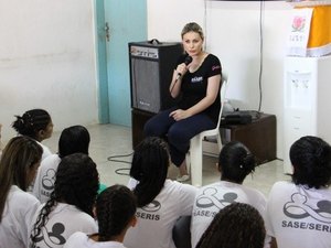 Andressa Urach fala para socioeducandas sobre mudança de vida