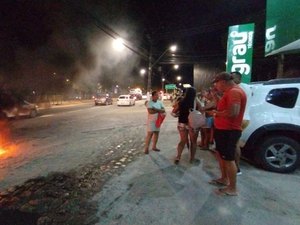 Moradores da Santa Lúcia, em Maceió, protestam contra a falta de água e bloqueiam avenida