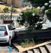 Motorista tenta descer com carro em escadaria e motivo surpreende