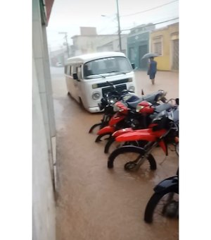 [Vídeos] Águas da chuva invadem ruas do Centro de Jacuípe