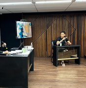 Frente a serial killer, jovem relata sequelas dos tiros e mostra bolsa de colostomia