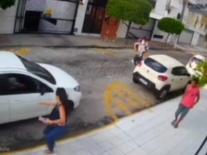 Vídeo flagra assalto após perseguição em rua na Ponta Verde