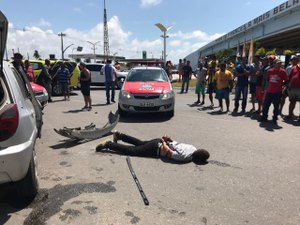 Perseguição no Francês termina em troca de tiros e três suspeitos são detidos