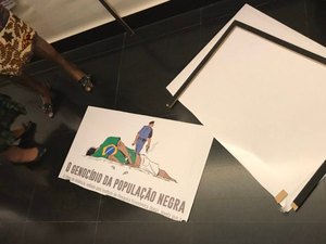 Deputado do PSL vandaliza exposição sobre o Mês da Consciência Negra na Câmara