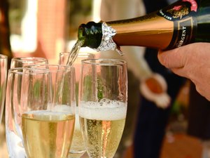 Vendas de espumantes continuam em alta após fim de ano na capital