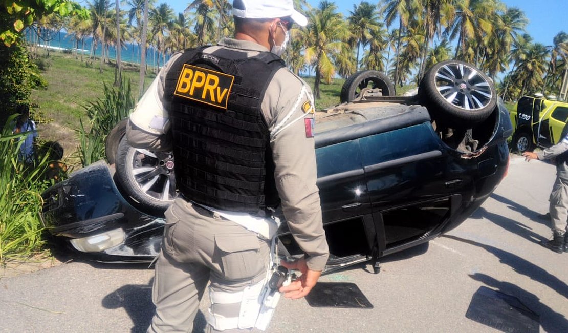 Carro capota e polícia encontra drogas no interior do veículo na AL-101 Sul