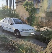 Árvore cai, atinge veículo estacionado e bloqueia rua no bairro do Prado