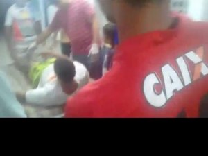 [Vídeo] Jovem é levado para hospital em carro de mão improvisado