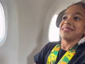 Menina de 7 anos é homenageada durante voo após conquistar título no jiu-jitsu