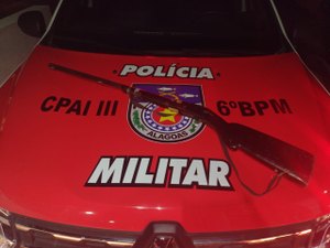 Homem é preso com arma e acusado de violência doméstica em Japaratinga
