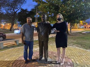 Estátua do escritor Jorge de Lima é recolocada na Praça Sinimbú