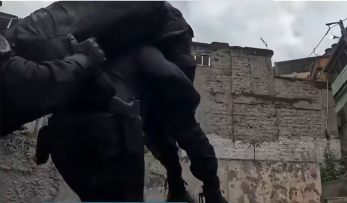 Policial é baleado por tiro de fuzil durante operação no Complexo do Alemão no Rio de Janeiro