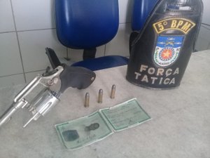 Homem é preso por porte ilegal de arma de fogo enquanto trabalhava