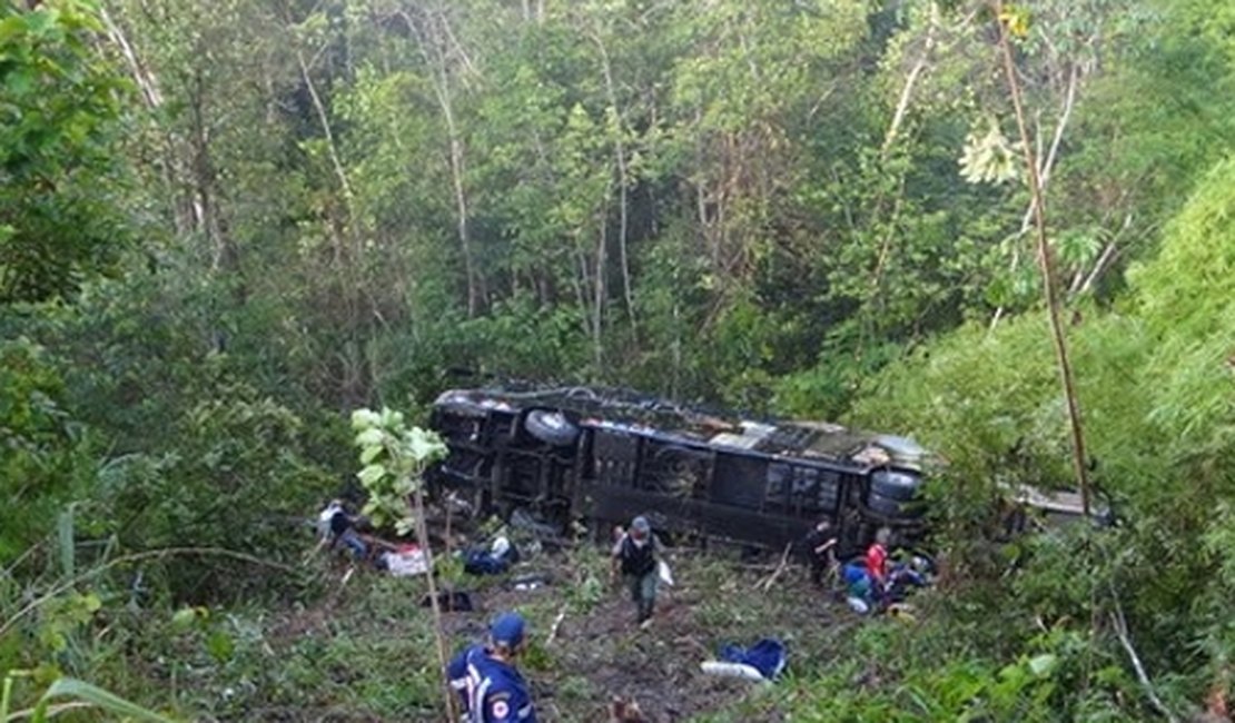 Ônibus de Dorgival Dantas que seguia pra Maceió cai em ribanceira