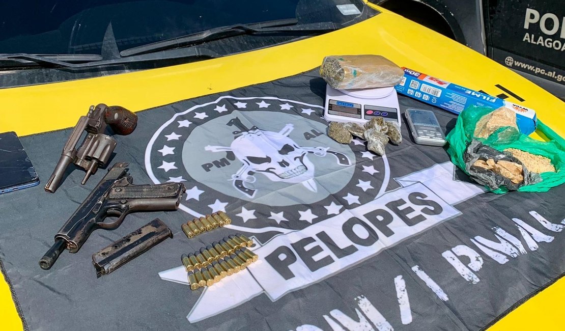 PM apreende armas e drogas com integrantes de facção criminosa em São Miguel dos Campos