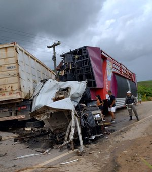 Colisão entre caminhão e trio elétrico deixa uma pessoa morta e duas presas às ferragens na AL-105