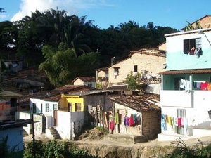 Suspeitos são perseguidos e entram em grota para fugir da polícia 