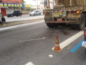 Motociclista fica gravemente ferido ao colidir contra traseira de carreta na Av. Fernandes Lima