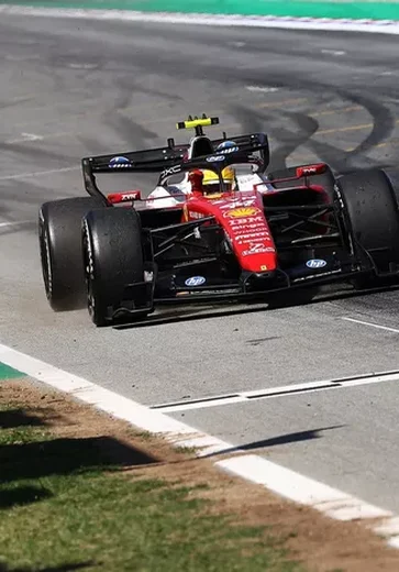 Hamilton conquista primeira vitória pela Ferrari e volta ao topo da Fórmula 1 em Barcelona