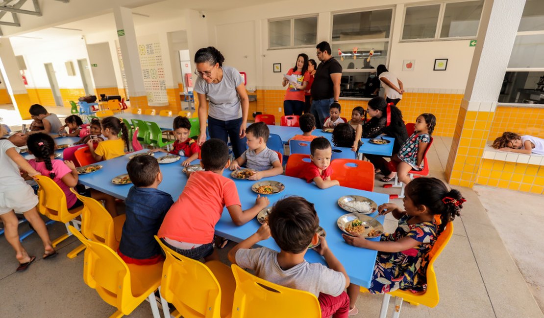 Reforço da alimentação escolar em Maceió tem investimentos de R$ 4,5 milhões a mais em 2023