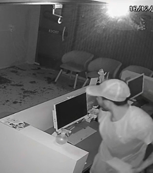 Dupla invade clínica de ortopedia e furta celular no bairro da Ponta Verde