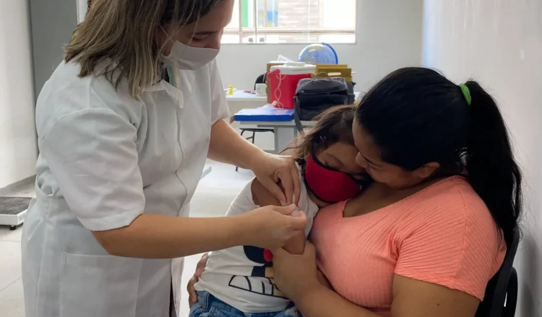 Crianças recebem vacinação contra Covid-19 em escolas em Pilar