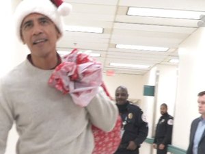 De Papai Noel, Obama distribui presentes em hospital infantil
