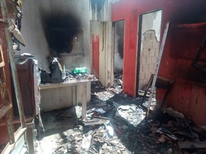[Vídeo] Moradora do Brisa do Lago, em Arapiraca, retorna à casa incendiada pelo marido