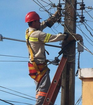Técnicos da Eletrobras sofrem choque elétrico durante serviço na madrugada