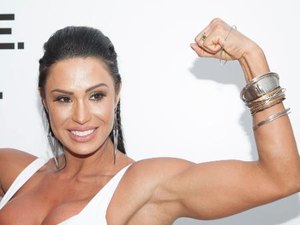 Gracyanne Barbosa terá personagem lésbica em série de TV