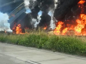 Após explosão de  caminhão-tanque, trecho da rodovia BR-101 é liberado pela PRF